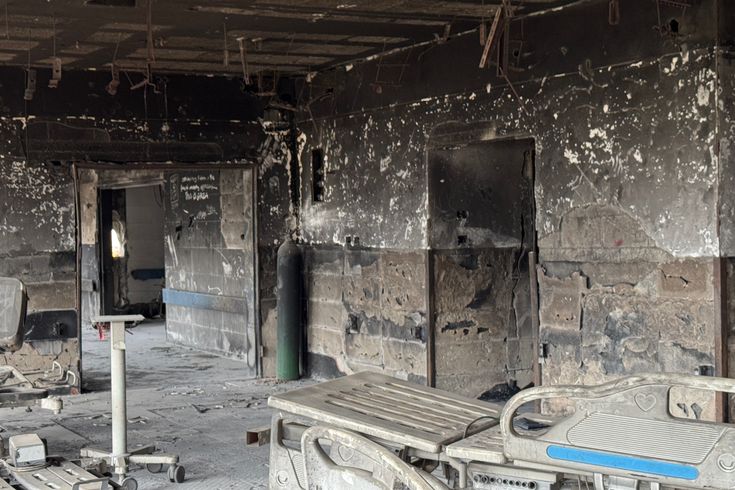 Ett utbränt rum med sjukhussängar på al Shifa sjukhuset i Gaza, som har förstörts helt i kriget.