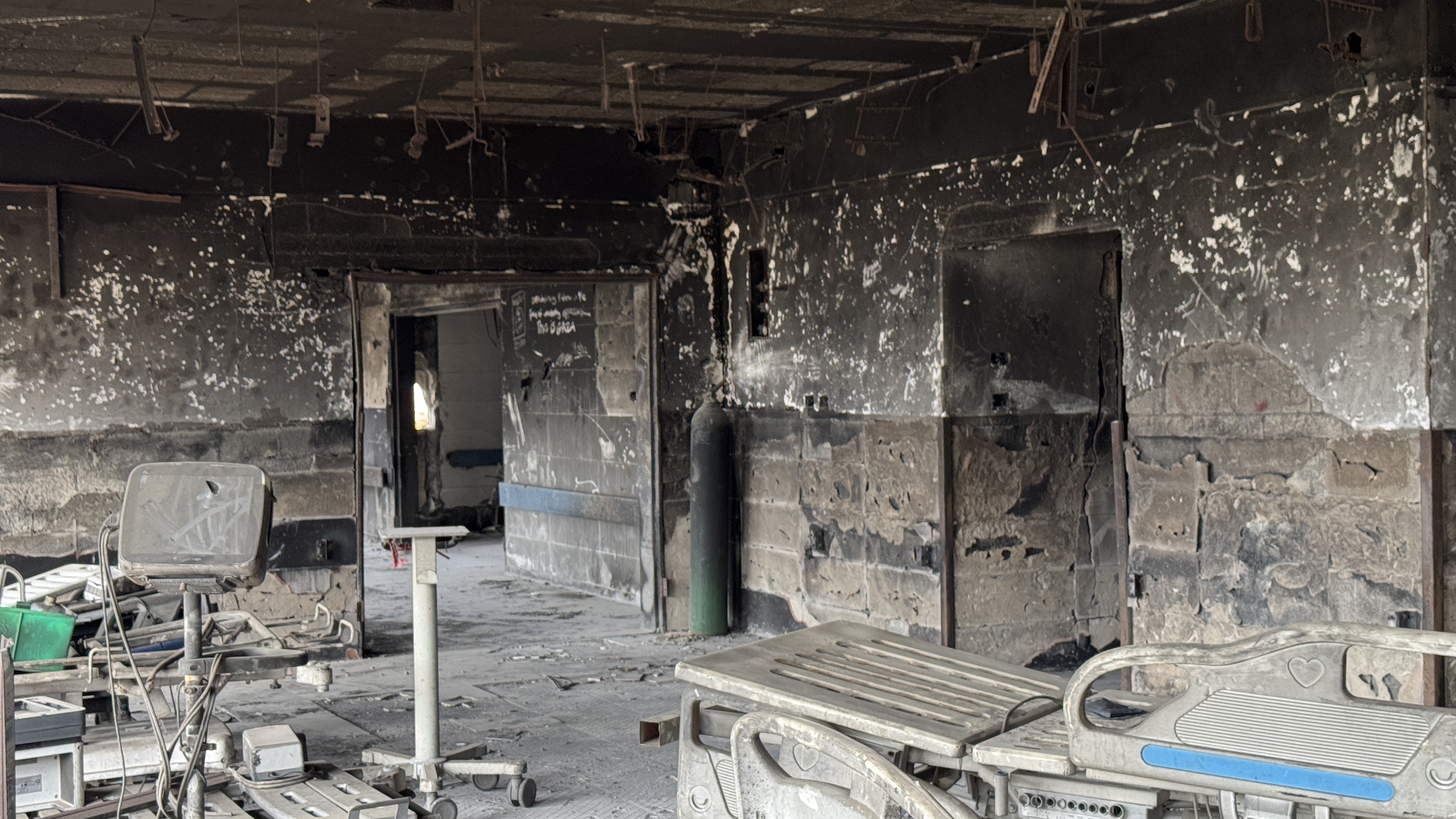 Ett utbränt rum med sjukhussängar på al Shifa sjukhuset i Gaza, som har förstörts helt i kriget.