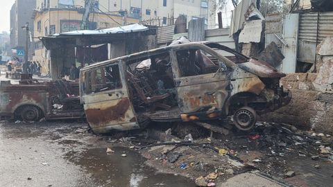 En förstörd ambulans från Läkare Utan Gränser i Gaza december 2023.