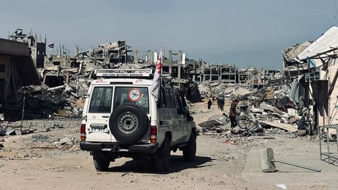 En av Läkare Utan Gränsers bilar i Jabalia, norra Gaza, där alla byggnader runtomkring är förstörda.