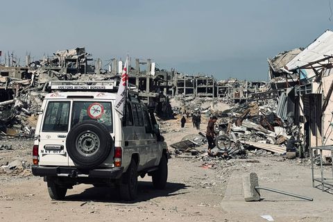 En av Läkare Utan Gränsers bilar i Jabalia, norra Gaza, där alla byggnader runtomkring är förstörda.