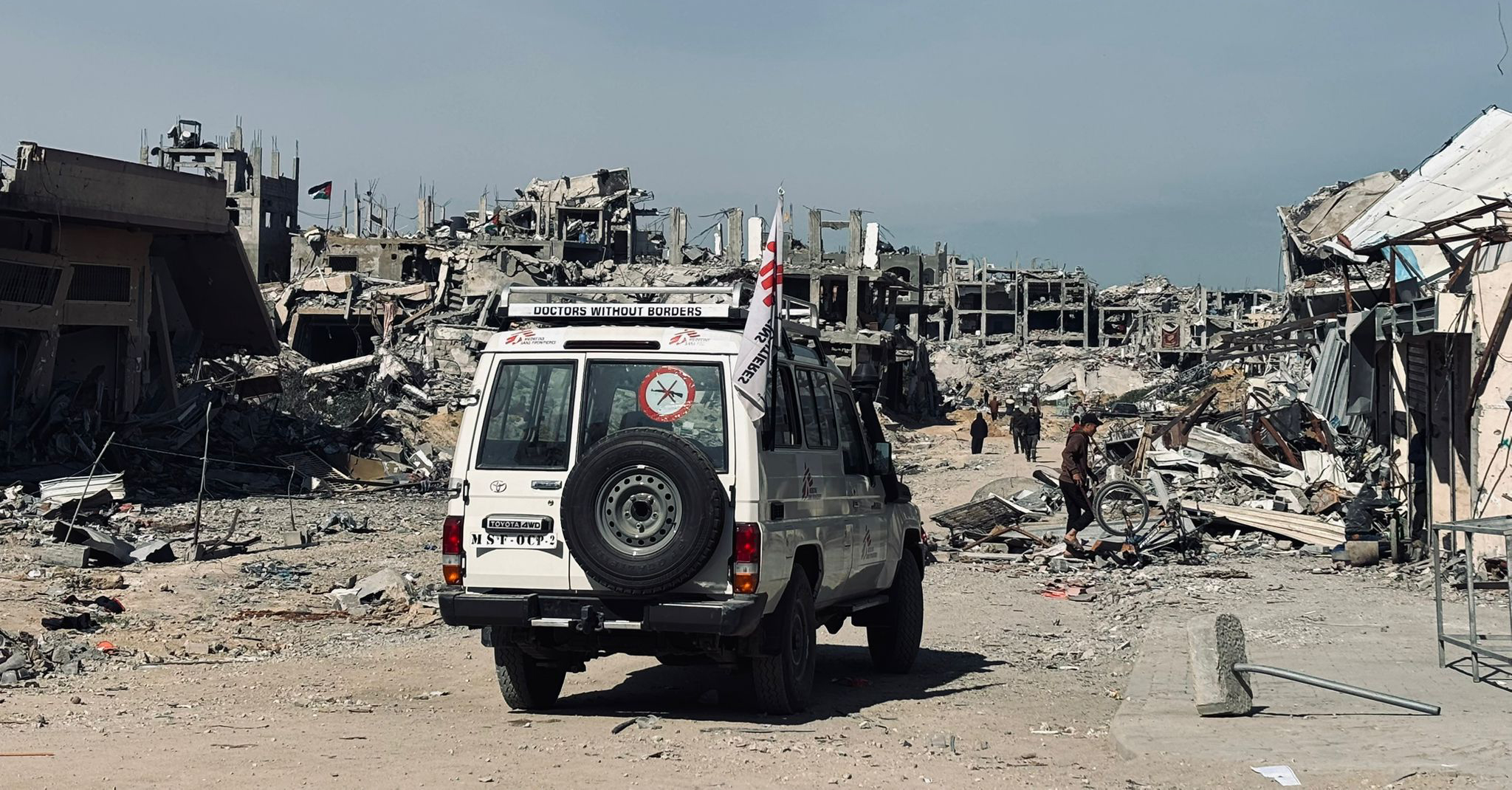 En av Läkare Utan Gränsers bilar i Jabalia, norra Gaza, där alla byggnader runtomkring är förstörda.