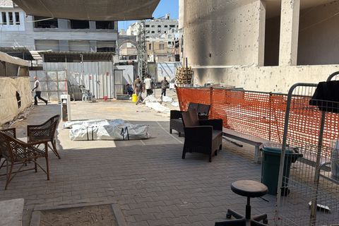 En bakgård på Läkare Utan Gränsers klinik i Gaza stad med stolar.