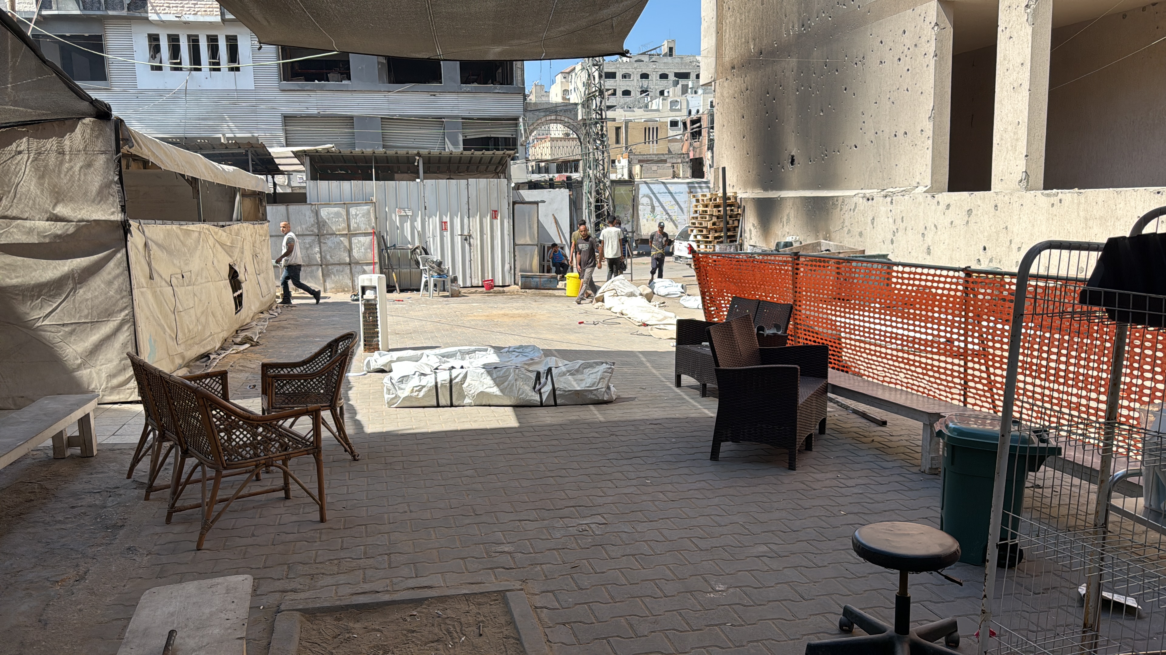 En bakgård på Läkare Utan Gränsers klinik i Gaza stad med stolar.