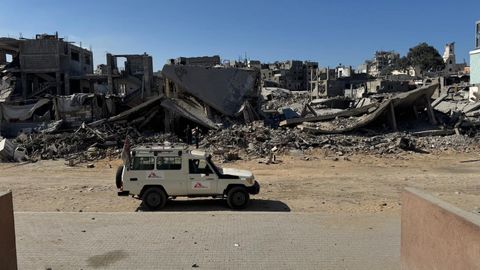 En av Läkare Utan Gränsers bilar utanför al Rantisi sjukhuset Gaza stad. Bakom bilen är det ruiner av förstörda hus.