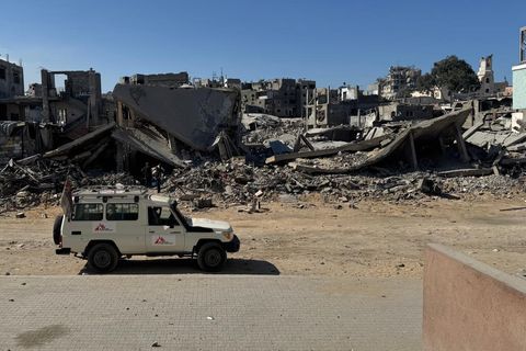 En av Läkare Utan Gränsers bilar utanför al Rantisi sjukhuset Gaza stad. Bakom bilen är det ruiner av förstörda hus.