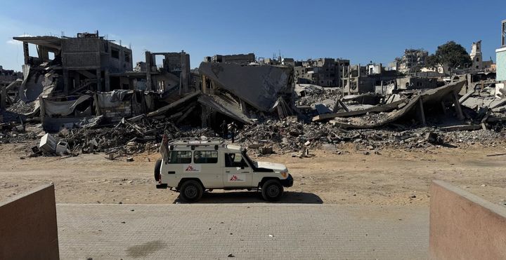 En av Läkare Utan Gränsers bilar utanför al Rantisi sjukhuset Gaza stad. Bakom bilen är det ruiner av förstörda hus.
