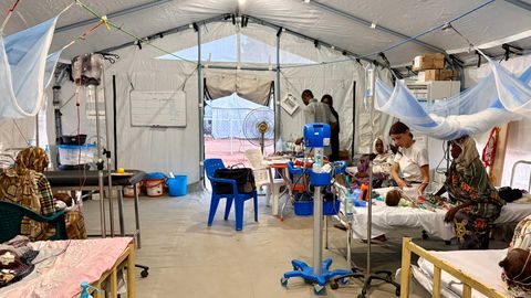 Sängar står utmed tältväggarna på intensivvårdsavdelningen på Läkare Utan Gränsers sjukhus i Tawila, norra Darfur, Sudan.