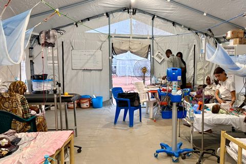 Sängar står utmed tältväggarna på intensivvårdsavdelningen på Läkare Utan Gränsers sjukhus i Tawila, norra Darfur, Sudan.