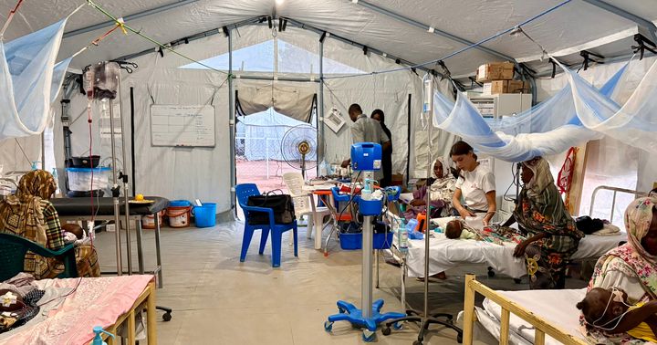 Sängar står utmed tältväggarna på intensivvårdsavdelningen på Läkare Utan Gränsers sjukhus i Tawila, norra Darfur, Sudan.