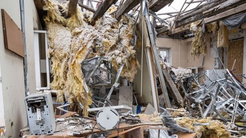 En vårdcentral i byn Posad-Pokrovske i Chersonregionen, Ukraina, som har förstörts i en attack. Taket har ramlat in och i rummet ligger bråte och annat kontorsmaterial utspritt.
