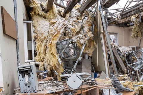 En vårdcentral i byn Posad-Pokrovske i Chersonregionen, Ukraina, som har förstörts i en attack. Taket har ramlat in och i rummet ligger bråte och annat kontorsmaterial utspritt.