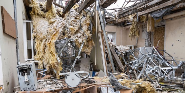 En vårdcentral i byn Posad-Pokrovske i Chersonregionen, Ukraina, som har förstörts i en attack. Taket har ramlat in och i rummet ligger bråte och annat kontorsmaterial utspritt.