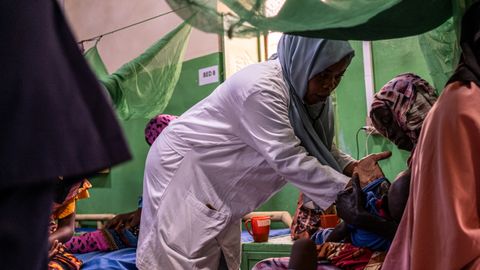 En barnläkare undersöker ett barn på Läkare Utan Gränsers vårdavdelning för behandling av svår undernäring på Zalingei Teaching Hospital i Centraldarfur, Sudan.