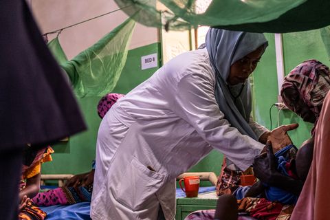 En barnläkare undersöker ett barn på Läkare Utan Gränsers vårdavdelning för behandling av svår undernäring på Zalingei Teaching Hospital i Centraldarfur, Sudan.