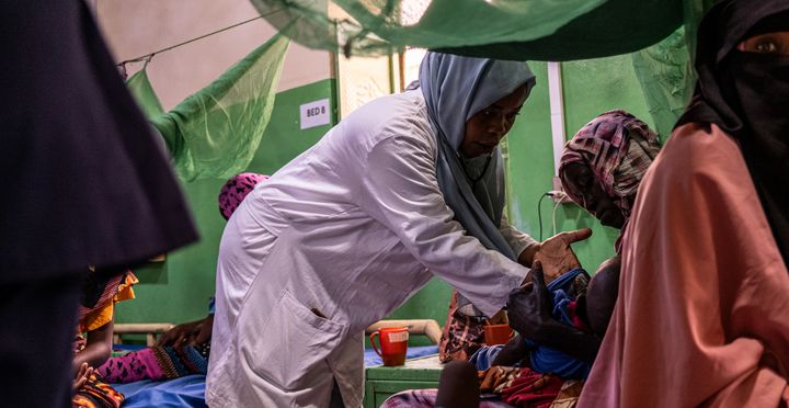 En barnläkare undersöker ett barn på Läkare Utan Gränsers vårdavdelning för behandling av svår undernäring på Zalingei Teaching Hospital i Centraldarfur, Sudan.