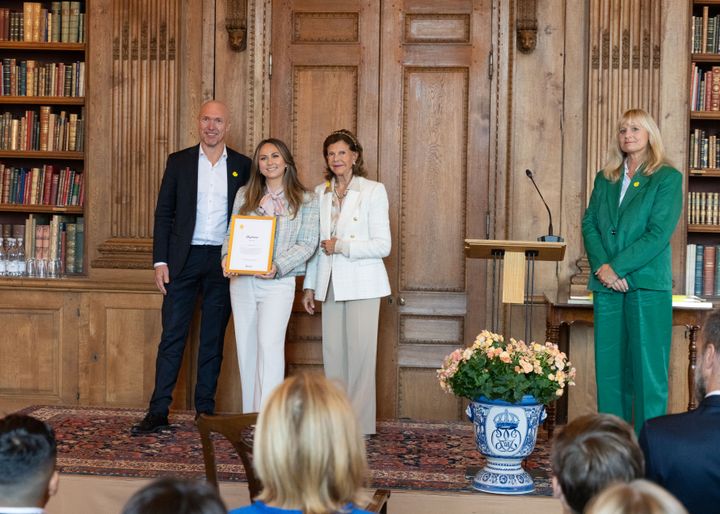 Elgiganten tar emot utmärkelse som Årets företag.