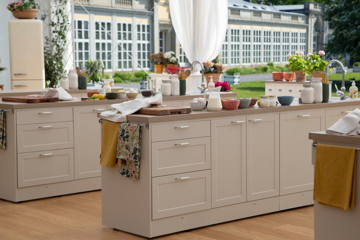 Med över tio år i rutan har Hela Sverige Bakar skapat baklust i svenska hem. Epoq är hedrade att vara sponsor och att i år se bakverken ta form i kök från Epoq.