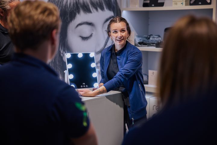 Beauty mirrors - smarta speglar med justerbart ljus och förstoring har sett ett uppsving i efterfrågan och försäljning.