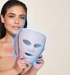 Shark CryoGlow LED Mask: erbjuder fyra förinställda ljusbehandlingar för uppstramning, akne och lyster, plus justerbara kylinställningar.