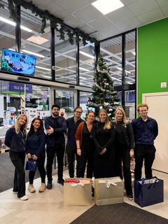 Varuhuset på Värmdö gör julen lite lättare för familjer i Värmdö kommun som lever i en ekonomiskt utsatt situation, genom att donera produkter till Julklappshjälpen.