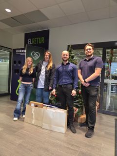 Julhjälpen i Österlen tar emot donation från varuhuset i Ystad.