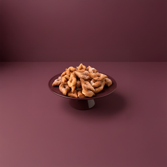 En hög med klenäter, en typ av friterat bakverk, på ett fat.