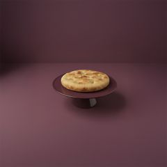 Kaka på ett fat med lila bakgrund.