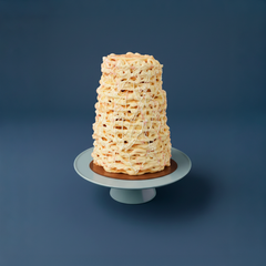 Spettekaka på ett fat mot en mörk bakgrund.