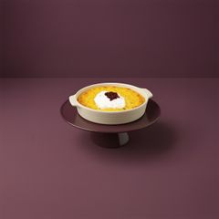 Bild på saffranspannkaka från Gotland i en rund form, toppad med grädde och sylt.