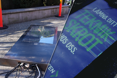 I Kungsträdgården i Stockholm ligger det en skärm som vält och fått glaset krossat för att förstärka budskapet.