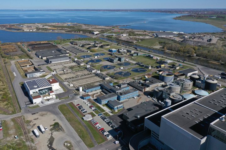 Ett ut- och ombyggt Sjölunda avloppsreningsverk är navet i det nya avloppsreningssystemet MAXIMA. VA SYD bygger ett robust reningsverk med högre kapacitet och modern teknik för att säkerställa en bättre rening av vattnet som släpps ut i Öresund.