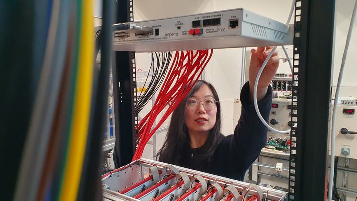 Docent Qianwen Xu i sitt labb vid avdelningen för Elkraft och energisystem, KTH.