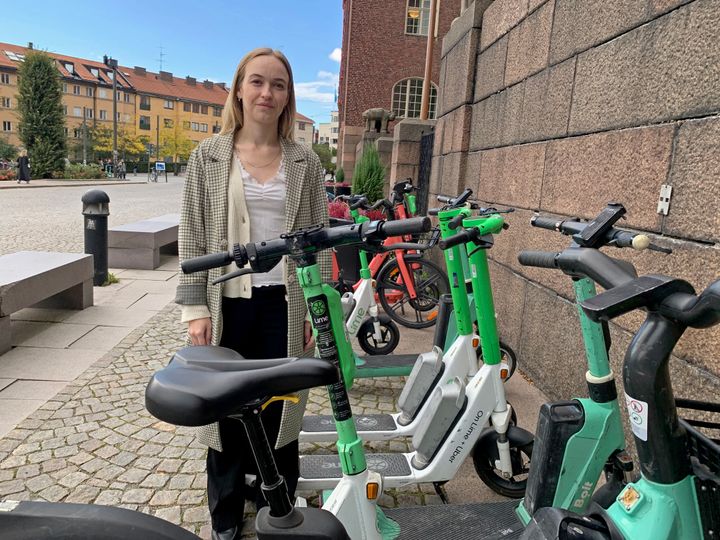 Syftet med den nya parkeringspolicyn var att minska röran på trottoarerna och förbättra tillgängligheten. Men en oavsiktlig konsekvens blev att den förändrade pendlarnas inställning till att kombinera elsparkcyklar med kollektivtrafik, säger Boel Berg Wincent, forskare vid KTH.