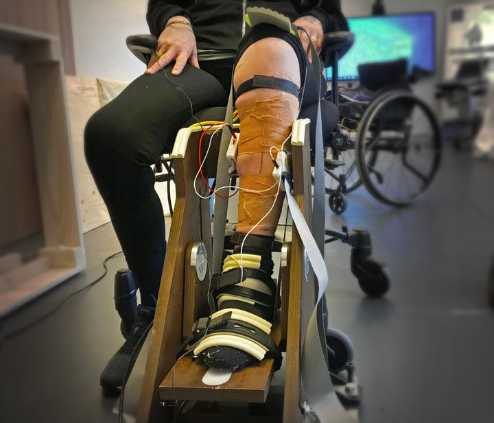 En av deltagarna i studien spänner vadmusklerna medan sensorer mäter den elektriska aktiviteten