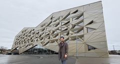 Amirmohammad Behzadi, forskare vid KTH, säger att en ny metod för styrning av värmesystem har ökat komforten med hela 90 procent samtidigt som uppvärmningskostnaderna har minskat med 8,5 procent i denna byggnad i Uppsala.