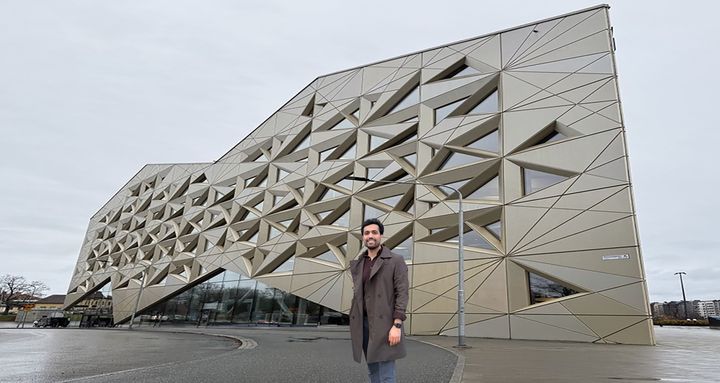 Amirmohammad Behzadi, forskare vid KTH, säger att en ny metod för styrning av värmesystem har ökat komforten med hela 90 procent samtidigt som uppvärmningskostnaderna har minskat med 8,5 procent i denna byggnad i Uppsala.