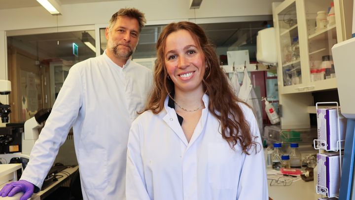 The new technique enables a clinic to detect bacterial infection in as little as two hours using software trained by artificial intelligence, says Henar Marino Miguelez (right), pictured here with Professor Wouter van der Wijngaart.