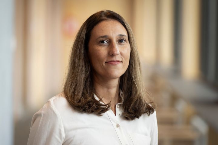 Stipendiaten Andrea Hess Engström forskar i endometrios och kvinnlig smärta.