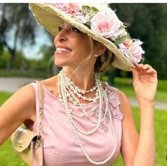 Fjolårets vinnare i hattparaden,  ´artisten Therese Neaimé.