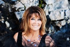 Wenche Myhre uppträder med Anders Eljas