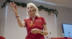 Alexandra föreläser inför medlemmar i föreningen Alexandra för Kvinnor & Hälsa.