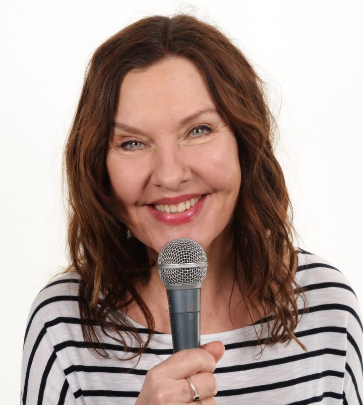 Anna-Lena Brundin uppträder och är kvällens konferencier