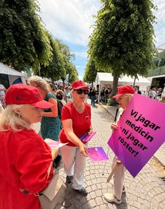 Volontärer i Alexandra för Kvinnor & Hälsa dlear ut flygblad.