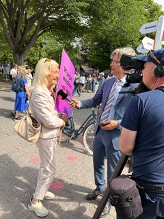 Alexandra Charles intervjuas av TV4