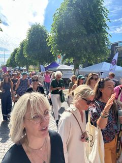 Manifestationståget i rörelse.