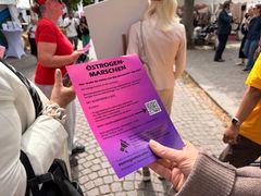 De flygblad om Östrogenmarschen som delats ut inför och under manifestationen.