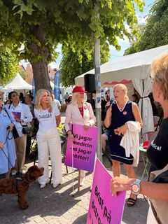 Helena Kopp Kallner håller tal vid starten av manifestationen i Almedalen 24 juni 2026. Till vänster om hennes Alexandra Charles och Anna Sahlin.