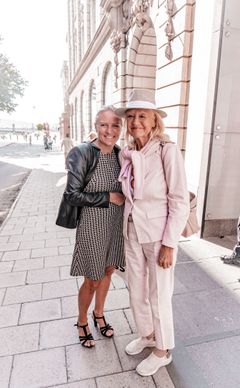 Helena Kopp Kallner och Alexandra Charles nöjda efter mötet på Regeringskansliet - Socialdepartementet