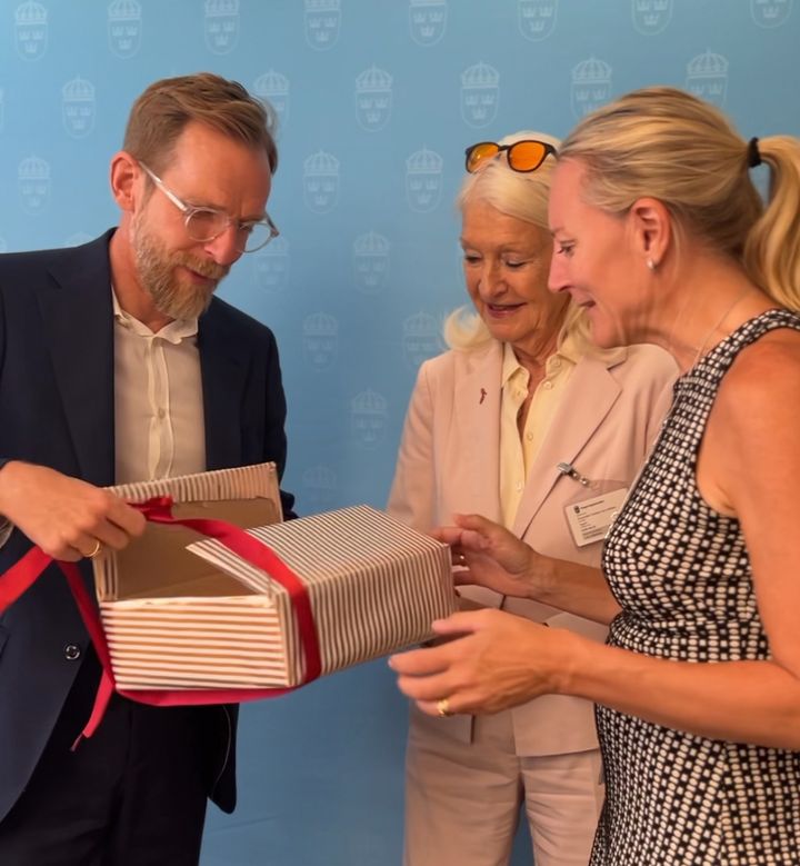 Alexandra Charles och professor Helena Kopp Kallner överlämnar Östrogenmarschens nära 29 000 namnunderskrifter till socialminister Jakob Forssmed.